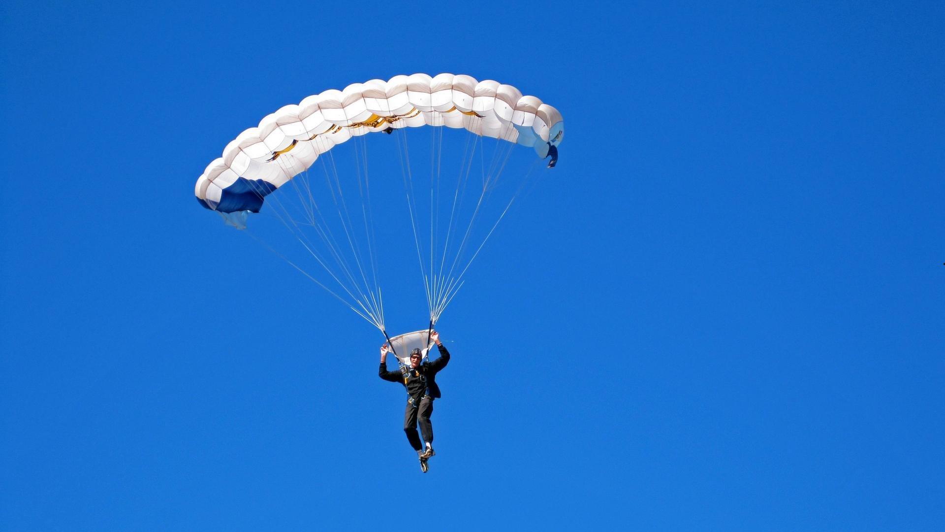 全国田径锦标赛接力赛激烈角逐,新锐队伍爆冷夺冠