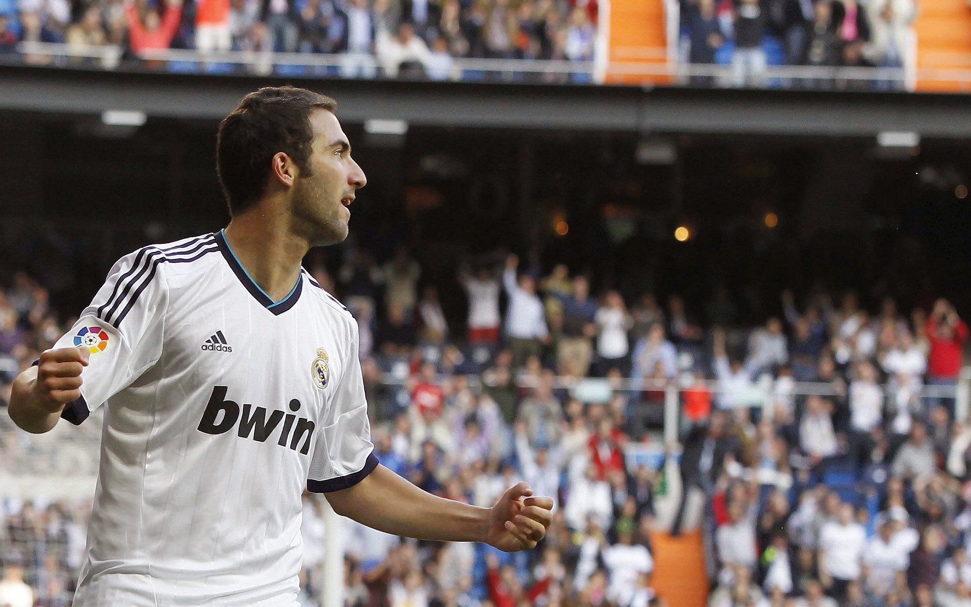 冰球联赛激战正酣,豪门对决引爆球迷热情,新秀崛起改写格局